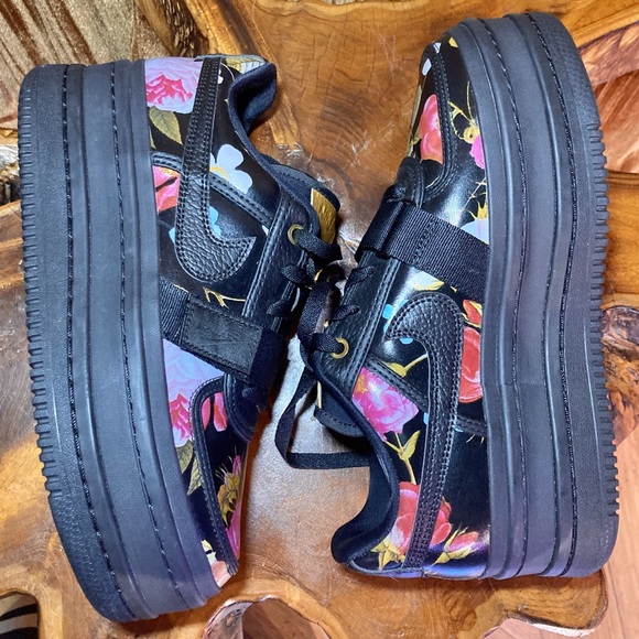 Nike Vandal 2K LX Women's Platform Sneakers Floral Black Gold AQ7892-001 size 10 - Picture 2 of 5
